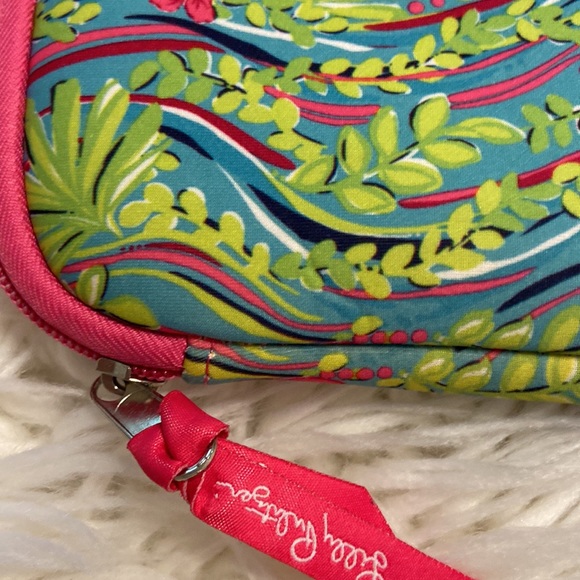 Lilly Pulitzer Make up bag size long 10” wide 8” no rips smell see pictures - Picture 10 of 11